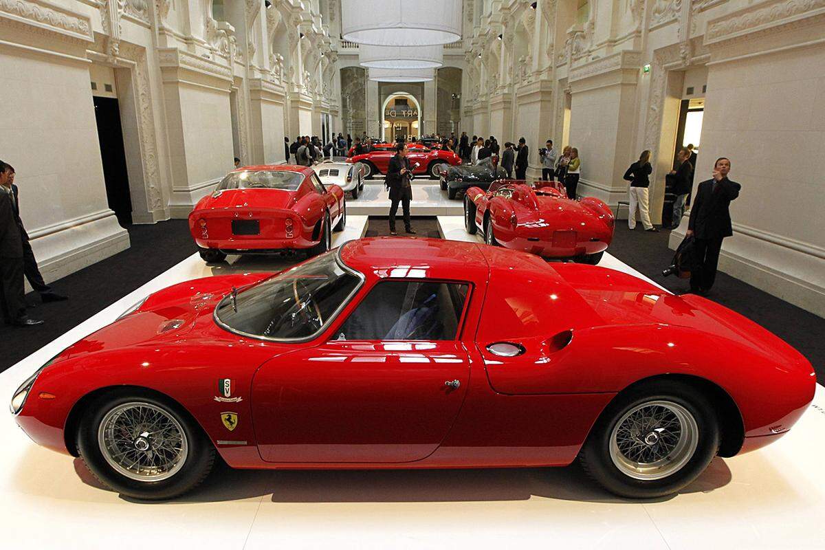 Ferrari 250 LM (1964)Der 250 LM (Berlinetta Le Mans) wurde für die Rennstrecke konstruiert. Der V12 als Mittelmotor gibt dem Ferrari eine unübliche Linie. Das Cockpit musste deswegen nach vorne rücken, die Front musste kurz gehalten werden. Das Design der Aluminium-Karosserie stammt von Scaglietti. Legendär ist der V12 mit sechs Vergasern. 320 PS, 295 km/h reichten für den Le Mans-Sieg im Jahr 1965.