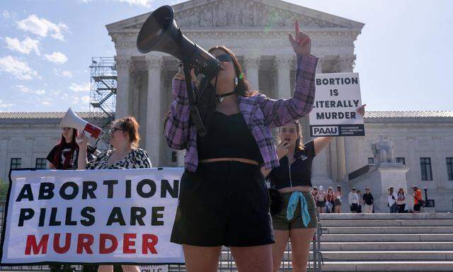 Abtreibungsgegner vor dem Obersten Gerichtshof in Washington, USA. 