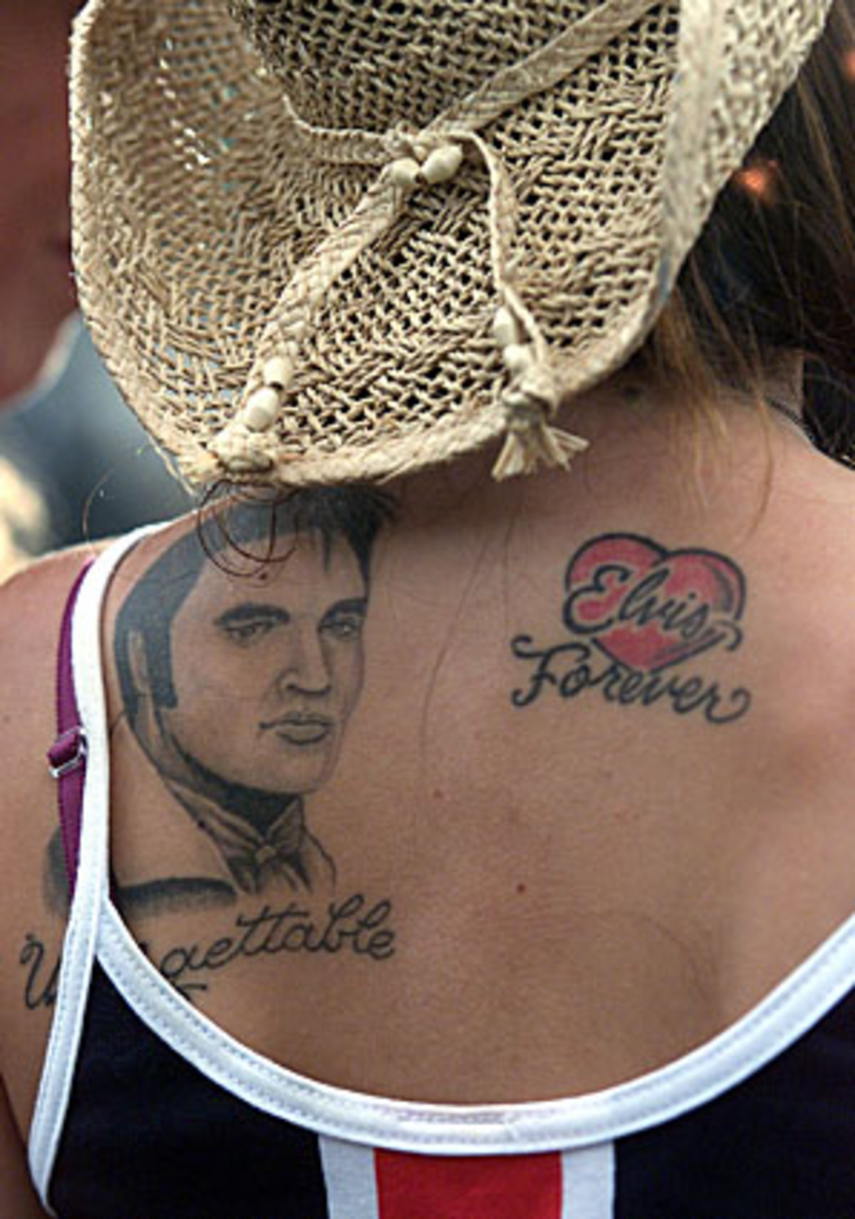 "Ohne Elvis hätte es keiner von uns geschafft", sagte der Rock 'n' Roll-Pionier Buddy Holly einmal. Und John Lennon räumte unumwunden ein: "Wenn es Elvis nicht gegeben hätte, hätte es die Beatles nicht gegeben." Schon in den 50ern wurde er zum "King of Rock'n'Roll" ausgerufen.