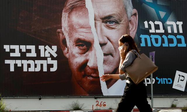 Auf einem alten Wahlplakat sind Benny Ganzt (li) und Benjamin Netanjahu (re) abgebildet. 