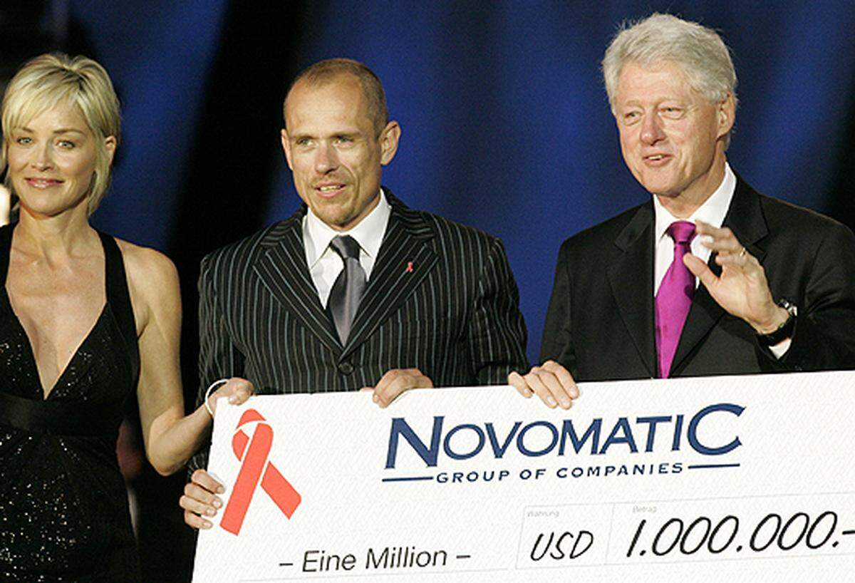 Eine weitere Zusage zum Life Ball hat wieder Ex-US-Präsident Bill Clinton gegeben. Als Gründer der Clinton Health Access Initiative wird er sich wieder in den Dienst der guten Sachen stellen und bei der Eröffnungsshow eine Rede halten.