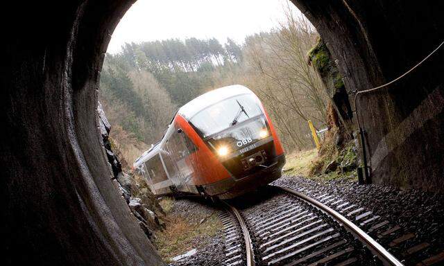 Nebenbahn der OeBB im Tunnel