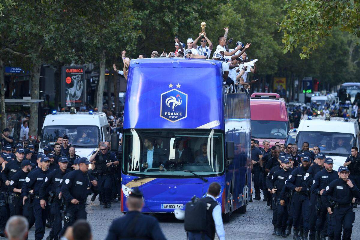 Der Bus mit den Weltmeistern am Weg durch die Straßen von Paris.