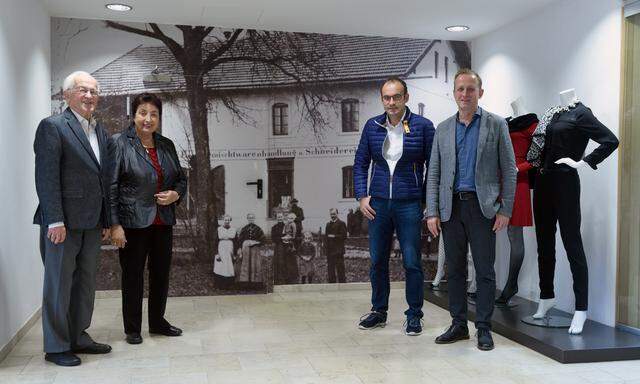 Links: Gründer Karl und Berti Mayr. Rechts: Nachfolger Ernst und Karl Mayr. Und im Hintergrund die Vergangenheit.