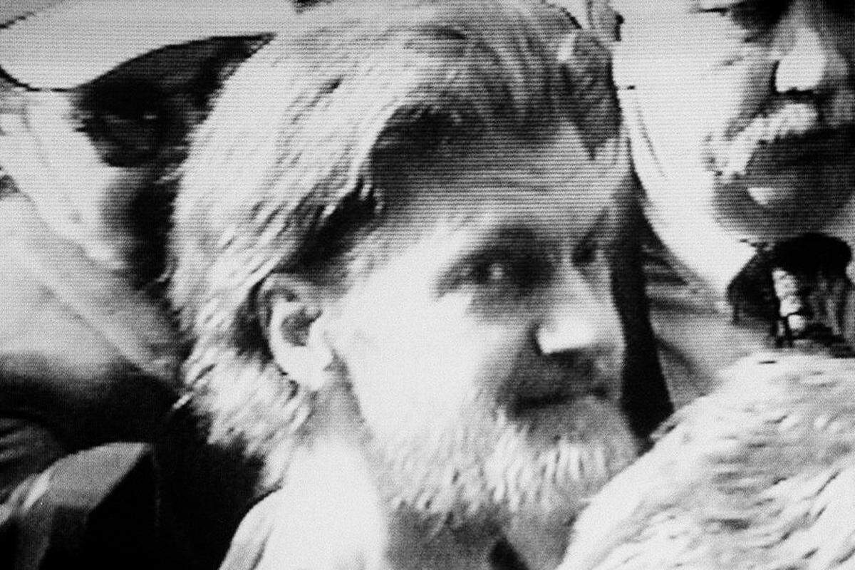 Der als "Unabomber" in den USA bekannte Paketbomben-Attentäter Theodore Kaczynski wird zu lebenslanger Haft verurteilt. Er hatte über einen Zeitraum von 17 Jahren drei Menschen durch Anschläge getötet und über 20 verletzt. Das Kürzel "Una" steht für Universities und Airlines (Universitäten und Fluglinien), wo die ersten Opfer beschäftigt waren.