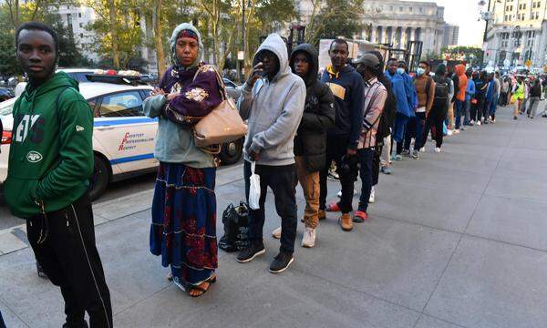 Schlange von Migranten vor dem Erstaufnahmezentrum am Federal Plaza im New Yorker Stadtteil Manhattan.