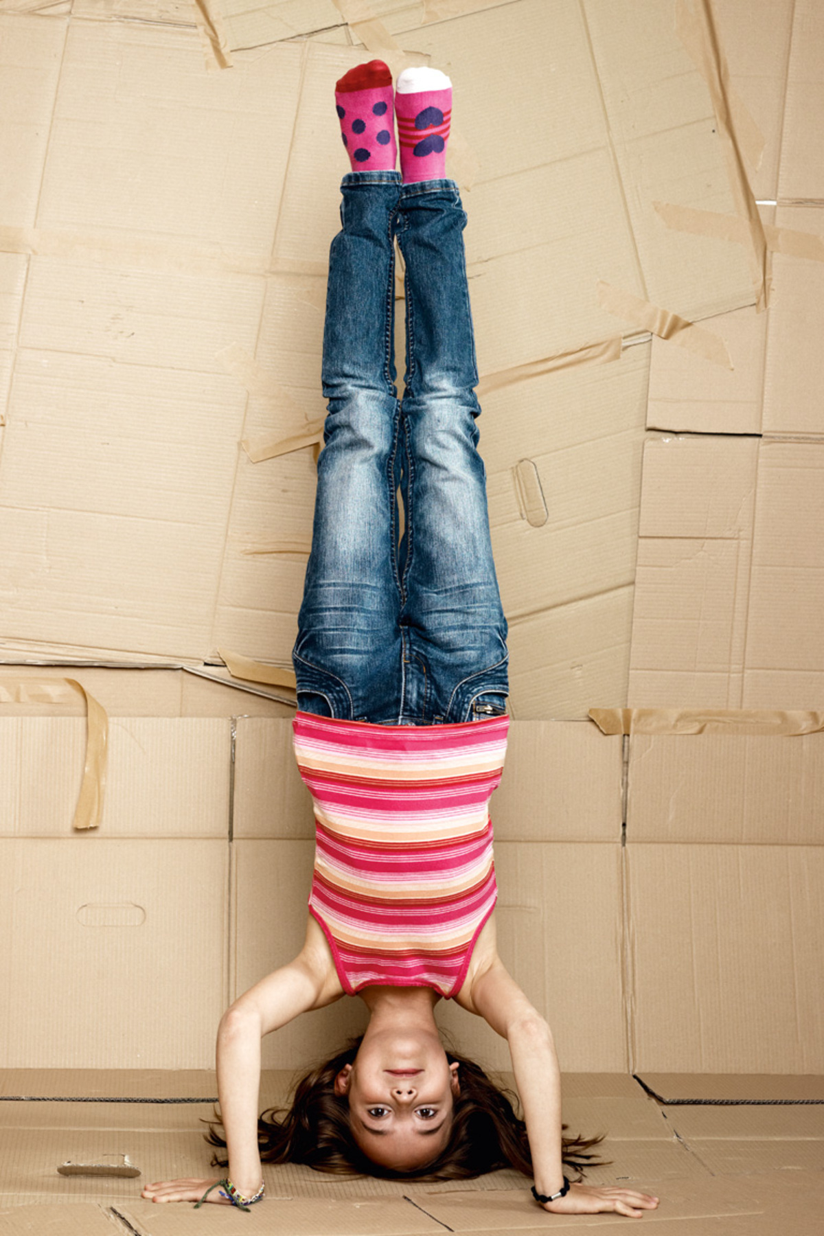 Von dieser jungen Dame könnten sich in Sachen Umweltengagement viele ein Scheibchen abschneiden. Aber bitte nicht zu viel, sonst ist von ihr nichts mehr übrig, ist sie doch gerade einmal neun Jahre alt. Was sie freilich nicht davon abhält, auf der Boku vorzutragen, „auch die Klimaforscherin Helga Kromp-Kolb war unter den Zuhörern“, wirft Johannas Mutter stolz ein. Sie macht deutlich, dass kindliches Umweltengagement stets auch den Einsatz der Eltern erfordert. „Es gibt auch für uns immer etwas zu tun.“ Johanna darf sich Klimabotschafterin nennen, sie hat das Kinderakademieprogramm der Organisation „Plant for the Planet“ absolviert. Dort hat die aufgeweckte Volksschülerin nicht nur gelernt, wie man Referate vorbereitet, sondern auch, warum aufgrund der Klimaveränderung in Sibirien und in klimatisch vergleichbaren Gegenden Häuser einstürzen („wenn nämlich der Dauerfrostboden ungleichmäßig auftaut“). Johannas Einsatz rührt daher, dass sie monatelang nicht einschlafen konnte (was ihre Mutter gern bestätigt), weil sie immer daran denken musste, was wohl mit den Eisbären passiert, wenn das Meer immer wärmer wird (dass ihr Vater dann noch mit der Information herausrückte, „das ist doch erst, wenn du schon tot bist“, machte die Sache freilich nicht besser). Johanna hat an ihrer Volksschule in Wolkersdorf eine Klimagruppe gegründet, die Umwelt-Kids. Diese sammelten mit diversen Aktionen auf Märkten an die 1300 Euro für den Regenwald, die sie Jane Goodall überreichen durften. Im Regenwald-Musical, das Johanna auch initiiert hat, hat die Schimpansenforscherin aber nicht mitgespielt.