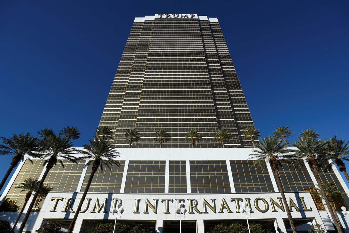 Wie seine New Yorker Rolltreppe glänzt zumindest auch die Fassade des Trump International Hotel and Tower in Las Vegas in Gold. Die Farbe soll die Wüste Nevadas reflektieren. Mit 189 Metern knapp so groß wie der Tower in New York beherbergt das Gold-Rechteck Residenzen sowie ein Hotel und ist das dritthöchste Gebäude in Las Vegas (Eröffnung: 2008). Eigentlich wollte Trump einen zweiten Turm in der Spielerstadt bauen, allerdings machte ihm die Finanzkrise einen Strich durch die Rechnung.