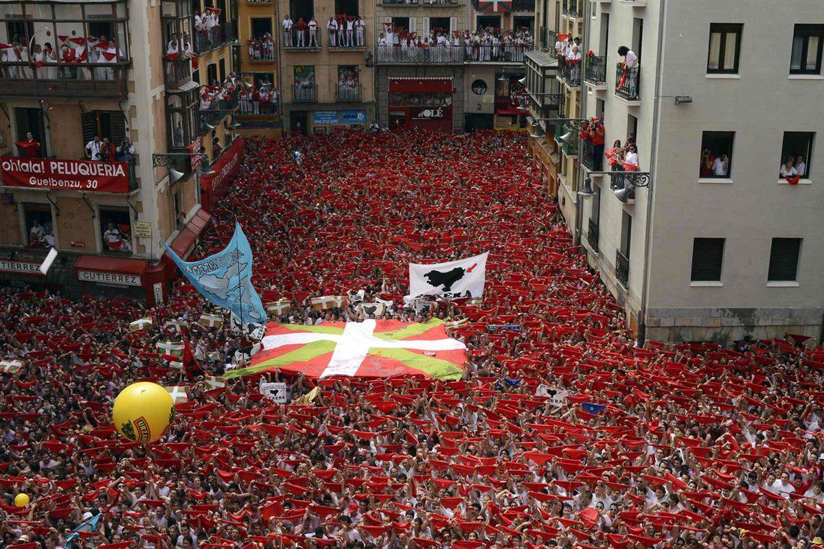 Ausgelassen hat am Freitag in der nordspanischen Stadt das traditionelle San-Fermin-Fest begonnen.