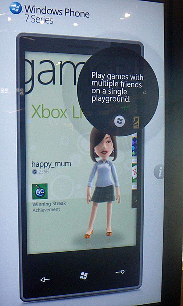 Für Spiele bietet Windows Phone 7 Series eine Integration mit dem Online-Spieledienst Xbox Live. Benutzer können ihre vorhandenen Daten abrufen, Spiele spielen und Freunde zu Partien auffordern. Dazu steht am Handy auch der eigene Avatar aus Xbox Live bereit.
