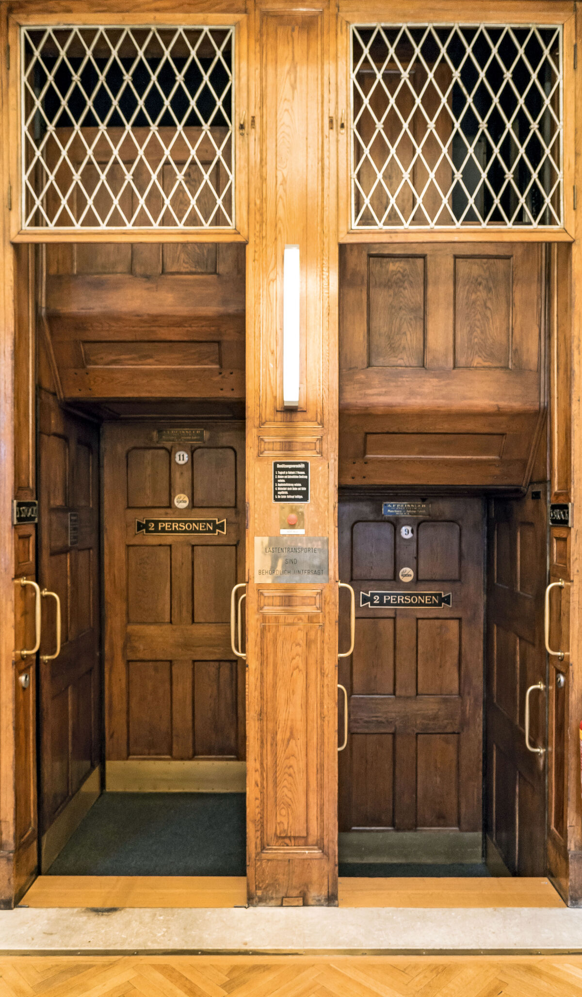 Um die Transportkapazitäten zu steigern, entstanden aber auch andere Fortbewegungsmöglichkeiten zwischen Stockwerken - neben Rolltreppen waren das vor allem die Paternoster. Die Vorteile des Rundumaufzugs lagen auf der Hand: keine Wartezeiten, schnelle und andauernde Verfügbarkeit. Der Name leitet sich übrigens vom katholischen Ritus des Rosenkranzbetensund der dabei verwendeten Zählkette, die zehn kleine Kugeln für das Ave Maria sowie eine für das Vaterunser (lat. Paternoster) enthält. Wien-Innere Stadt, Haus der Industrie (Arch. Karl König): Paternoster der Fa. Freissler, Bj. 1910.