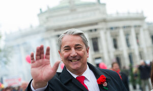 Bezirksvorsteher Ernst Nevrivy (hier 2016 beim traditionellen Maiaufmarsch der Wiener SPÖ) steht im Kreuzfeuer der Kritik, die Vorwürfe weist er vehement zurück.