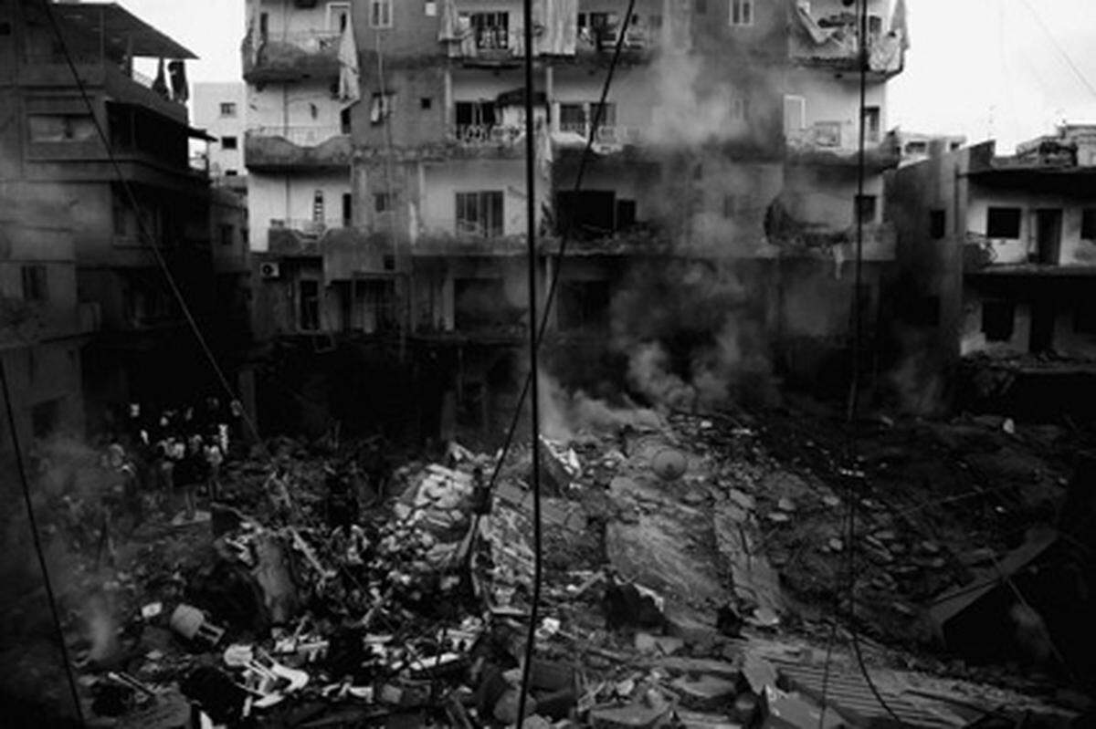 Das Gewinnerbild des italienischen Fotografen Davide Monteleone zeigt das Ergebnis eines Einschlags isrelischer Bomben im Libanon.