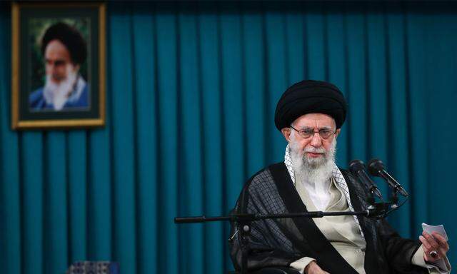 Ayatollah Ali Khamenei. Vor dem Jahrestag des gewaltsamen Todes der jungen Kurdin Mahsa Jina Amini ist das Regime in Alarmbereitschaft.