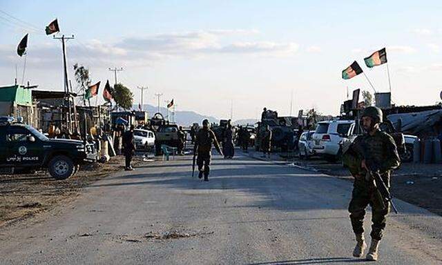 Sicherheitskräfte nach der Schlacht am Flughafen Kandahar