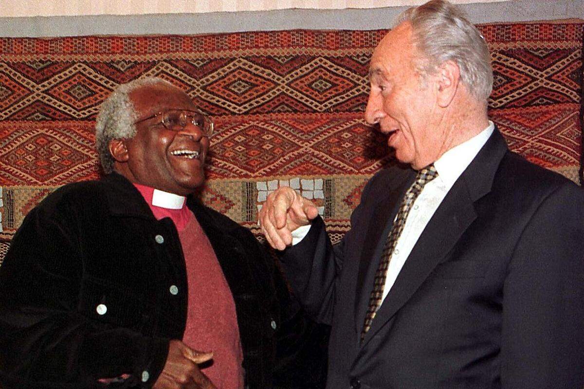 Den ansteckenden Humor von Südafrikas legendärem Erzbischof Desmond Tutu hat auch Shimon Peres bei diesem Treffen in Tel Aviv vor einigen Jahren erfahren. Peres erhielt den Friedensnobelpreis 1994 für seine Rolle im Nahost-Friedensprozess, Tutu bereits zehn Jahre früher für sein unermüdliches Engagement für ein Ende der Apartheid.