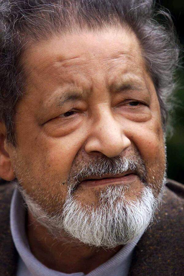 V. S. Naipaul (1932 - 2018) - Trinidad und Tobago Neben seinen Romanen ist Vidiadhar Surajprasad Naipaul, so der volle Name, bekannt für seine Erfahrungsberichte aus verschiedenen Gegenden und Kulturen der Welt. Mit seiner Islamkritik in "Eine islamische Reise", die er nach einer Reise in den Iran verfasste, stieß er auf Kritik. Die Jury zeichnete ihn aus "für seine Werke, die hellhöriges Erzählen und unbestechliches Beobachten vereinen, und uns zwingen, die Gegenwart verdrängter Geschichte zu sehen".