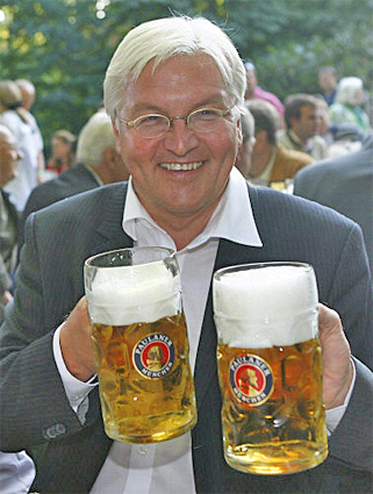 Der Champagner des kleinen Mannes ist das Bier. Um die Stimmen auch wirklich zu bekommen, stemmt Frank-Walter Steinmeier hier gleich mal zwei Krügel.