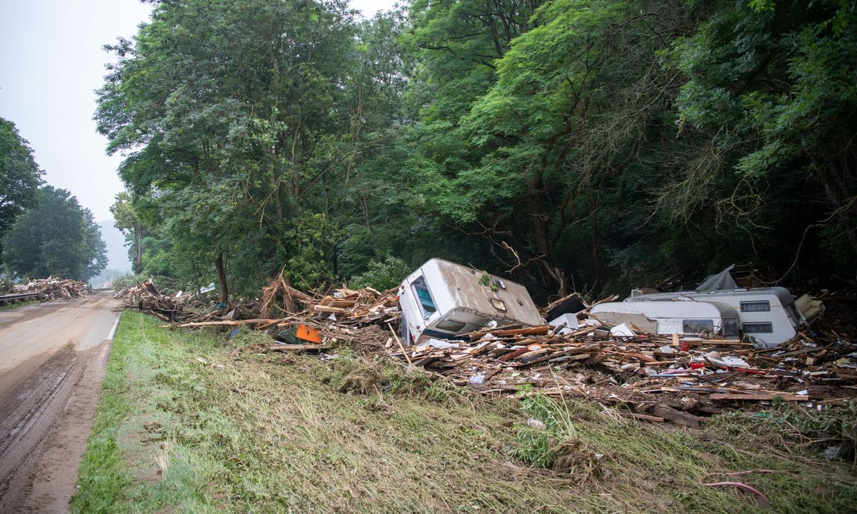 Campinganhänger, Trümmerteile und Müll liegen am Rande der Bundesstraße 267