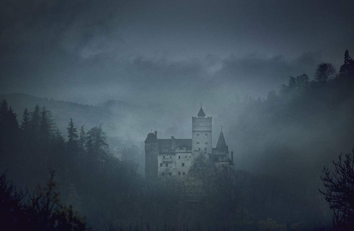 Halloween- und Dracula-Fans können am 31. Oktober auf ihre Kosten kommen. Airbnb, die Online-Plattform für Privatunterkünfte, verlost eine Nacht im Bran Castle in Transsylvanien, in dem die Legende von Dracula geboren wurde.