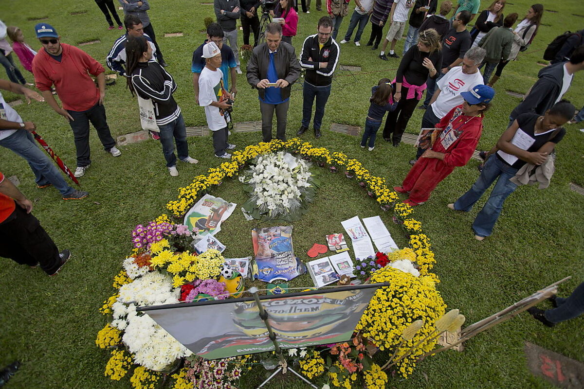 Auch an Sennas Grab am Morumbi-Friedhof in Sao Paula fanden sich zahlreiche Fans ein, um ihres Idols zu gedenken.