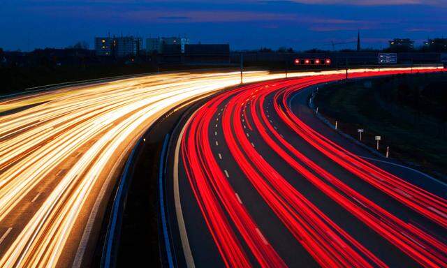 Symbolbilder zur PKW Maut Autos in der Nacht auf einer Autobahn Lichtschlangen und Leuchtspuren bb_
