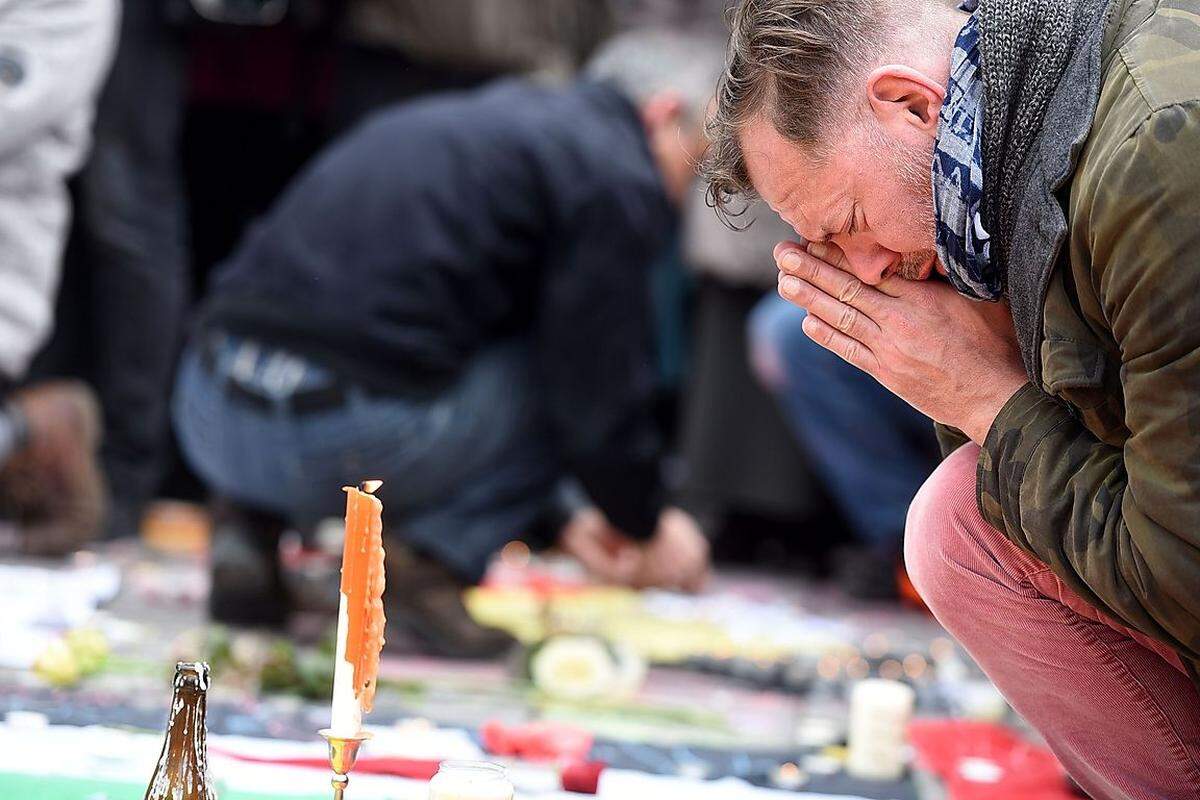 Viele ließen dort ihrer Trauer und ihrer Sorge um vermisste Angehörige freien Lauf. Am Ende der Schweigeminute klatschten die Menschen auf dem Börseplatz in die Hände.