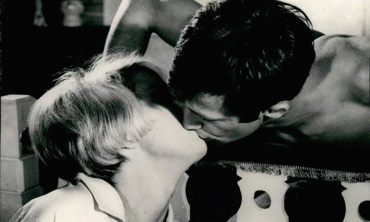 „Außer Atem“ (À bout de souffle), 1960: Jean-Paul Belmondo, der Draufgänger und Jean Seberg, das Mädchen aus Amerika, verlieben sich in dieser Kriminalromanze, die in ihrer sprunghaften Inszenierung ihresgleichen suchte.