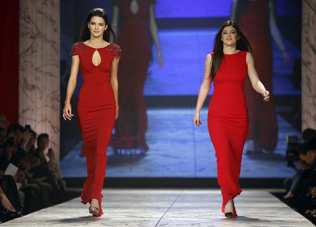 Kim Kardashians Schwestern Kendall und Kylie Jenner trugen Kleider von Badgley Mischka.