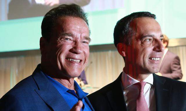 on links: Arnold Schwarzenegger mit österreichischem Bundeskanzler Mag. Christian Kern und Vizebundeskanzler Univ.-Prof. Dr. Wolfgang Brandstetter (