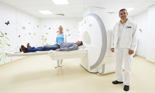 Pamela Zezula- Dettmann, Michael Hagen und Georg Santha beim MRT.