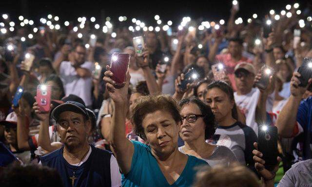 Fassungslosigkeit in El Paso: Tausende nahmen an einer Mahnwache für die Opfer eines Schussattentats teil.