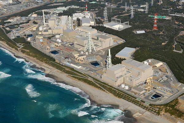 Als Folge von Fukushima zwingt die japanische Regierung erstmals einen Atomkonzern, ein Kraftwerk abzuschalten. Das Atomkraftwerk Hamaoka liegt ebenfalls in einem kritischen Erdbebengebiet, rund 170 Kilometer südwestlich von Tokio.