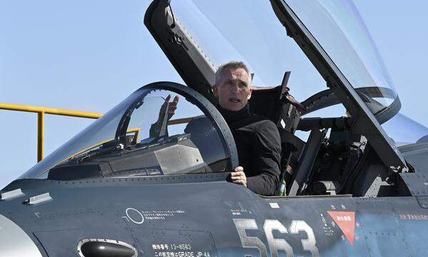 Jens Stoltenberg während eines Besuchs auf einer Luftwaffenbasis in Japan
