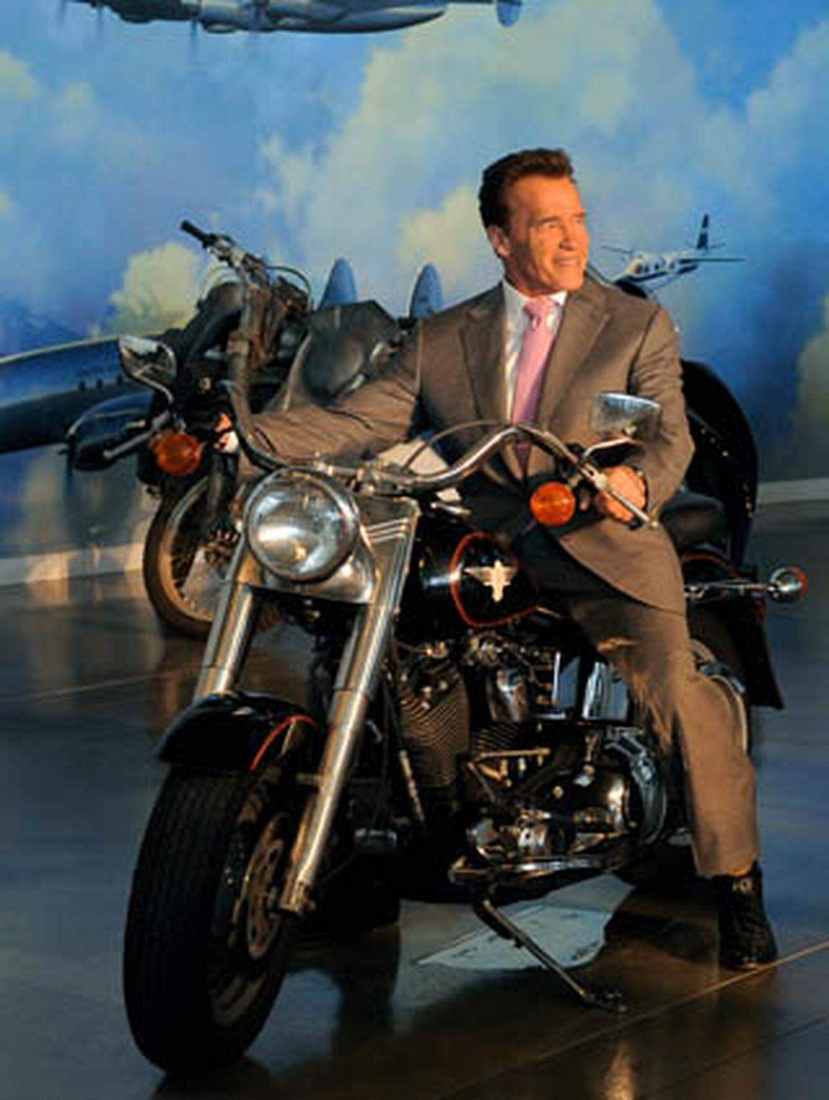 Ein österreichischer Bodybuilder und Schauspieler als Gouverneur von Kalifornien. Arnold Alois Schwarzenegger legte eine Hollywood-reife Karriere hin: In dem steirischen Ort Thal geboren, arbeitete er sich als Bodybuilder bis zum weltweit höchsten Titel 'Mister Universe' hoch, den er 1967 im Alter von 20 Jahren erhielt. Seine anschließende Karriere als Filmschauspieler brachte ihn nach Hollywood, wo er insbesondere mit seiner Rolle als 'Terminator' Weltruhm erlangte. Im August 2003 kandidierte Schwarzenegger als Republikaner für das Amt des Gouverneurs von Kalifornien. Und tatsächlich gewann er die Wahlen, und wurde im November 2003 als 38. Gouverneur des US-Bundesstaates Kalifornien vereidigt.
