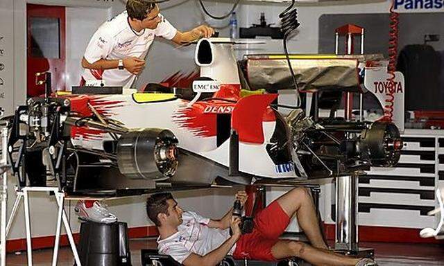 Symbolfoto: Mechaniker an einem Formel1Wagen