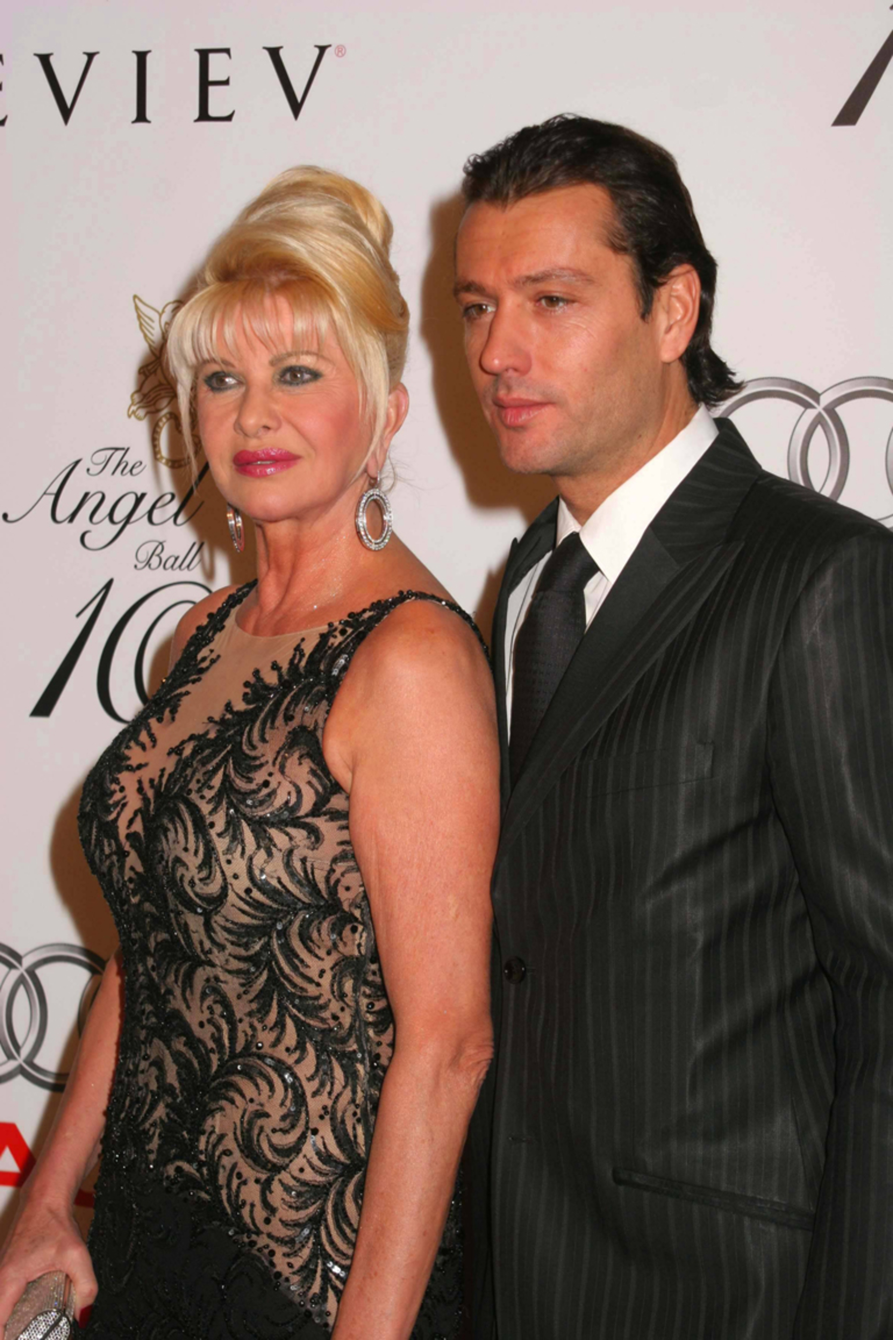 Miss Ivana Trump hat sich im Alter von 67 Jahren den um 23 Jahre jüngeren Rossano Rubicondi geschnappt. Der Gute hat sich allerdings als böser Schwerenöter herausgestellt, weshalb sie sich scheiden ließ. 