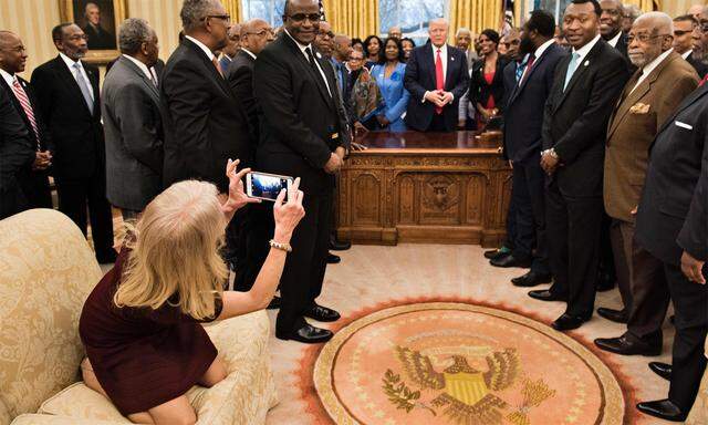 Kellyanne Conway macht ein Foto.