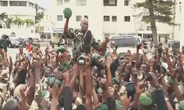 Putschführer Brice Oligui Nguema auf den Schultern seiner Mitverschwörer in Gabun.