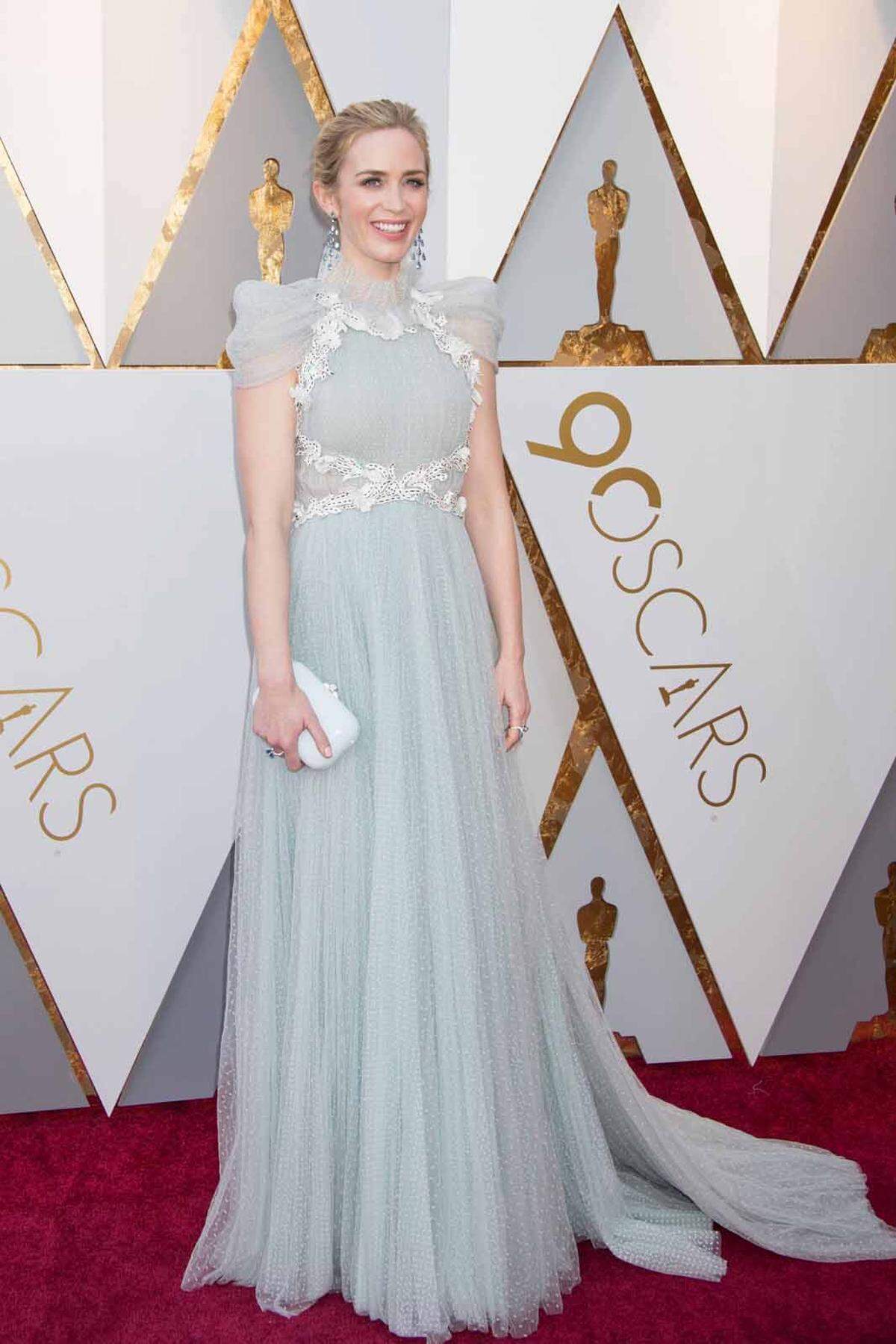 Zu viel Spitze, zu viel Vorhang: Emily Blunt in Schiaparelli.