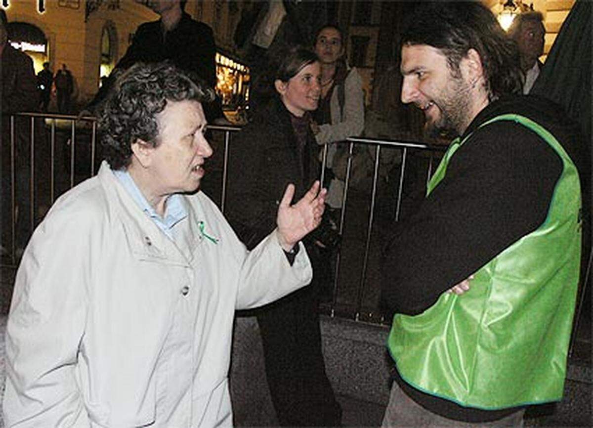 Ute Bock, die sich für Flüchtlinge engagiert, diskutierte mit Grünen Mitarbeitern.
