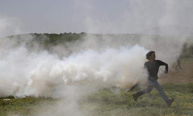 Die mazedonische Polizei versucht, Flüchtlinge mit Tränengas zurückzuhalten. In Idomeni an der mazedonisch-griechischen Grenze kommt es immer wieder zu Revolten.