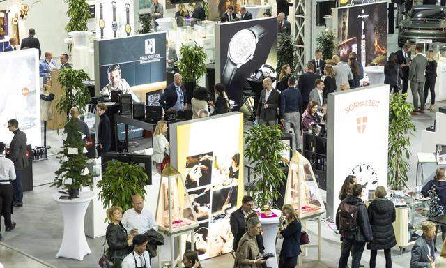 Erstmals findet die „Presse“-SCHAU in der Marx-Halle statt. Noch bis Sonntag stellen Unternehmen zu den Themen Design, Schmuck, Uhren, Handwerk, Mobilität und Reisen aus.