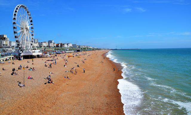 Vor England ist das Meer immer etwas frisch. Hier, im berühmten südenglischen Badeort Brighton am Ärmelkanal, hat das Wasser jetzt etwa 17 Grad Celsius. Im August können es 19 Grad werden, aber mehr istkaum drin.