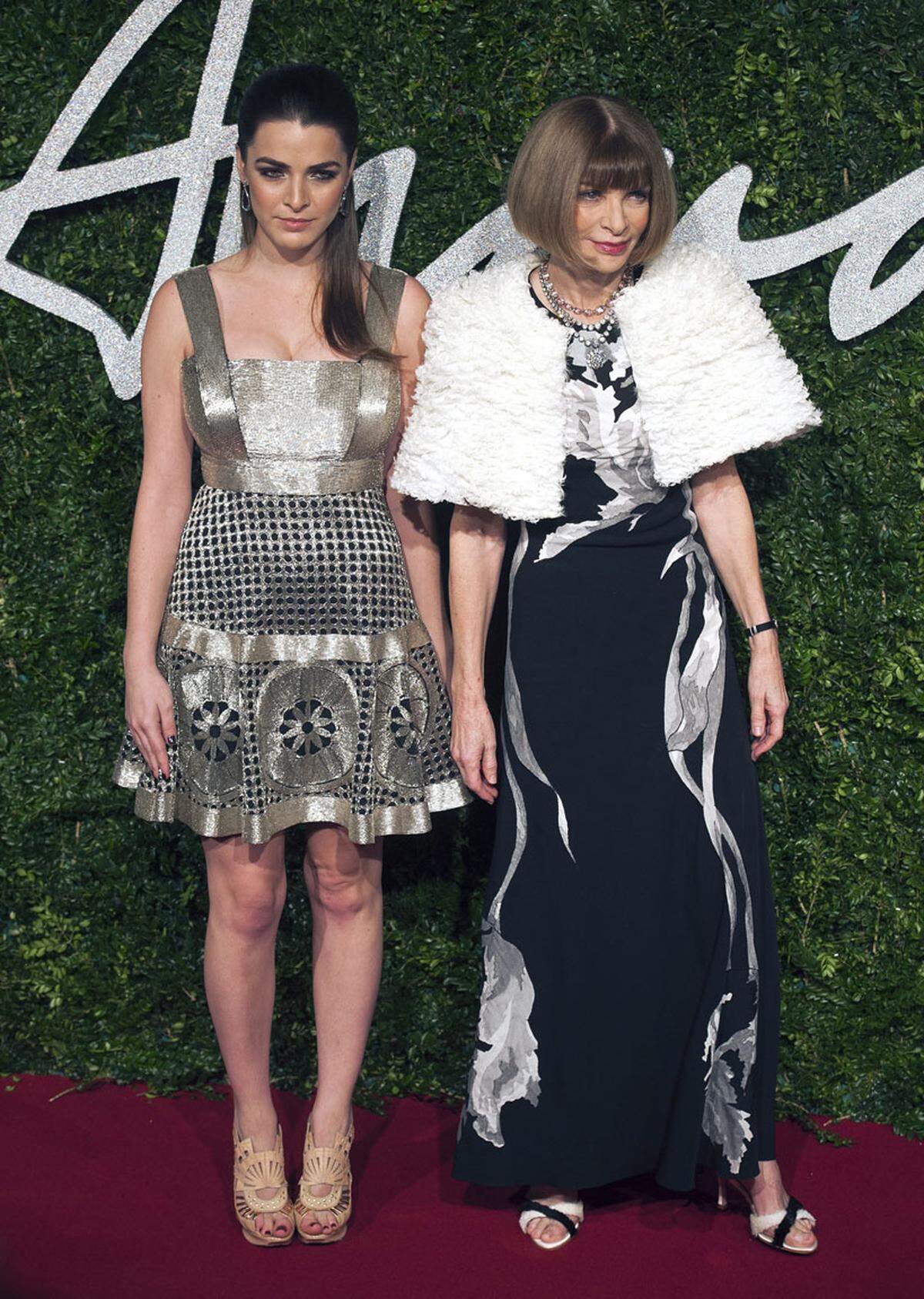 US-Vogue-Chefin Anna Wintour kam mit ihrer Tochter Bee Shaffer. Die Chefredakteurin nahmen ihren Outstanding Achievement Award in einer Kreation von John Galliano für Maison Martin Margiela entgegen. 