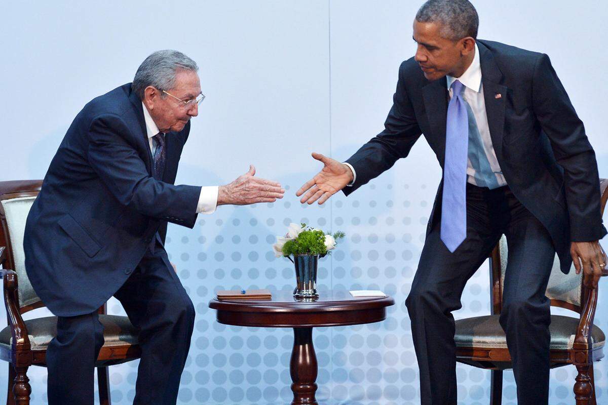 Einer der wenigen diplomatischen Lichtblicke in diesem Jahr. USA und Kuba nehmen den Kontakt wieder auf. Am Ende fällt der "historische Handshake" im April eher unspektakulär aus: Barack Obama und Raúl Castro stehen zum Gipfelauftakt in Panama-City im Mittelpunkt.