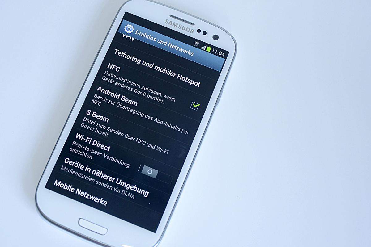 Die Nahfunk-Technologie NFC nutzt Android auch zum unkomplizierten Datenaustausch zwischen zwei Smartphones. Samsung hat diese Funktion noch ausgebaut - Voraussetzung bleibt aber, dass das zweite Smartphone die Funktion ebenfalls beherrscht.