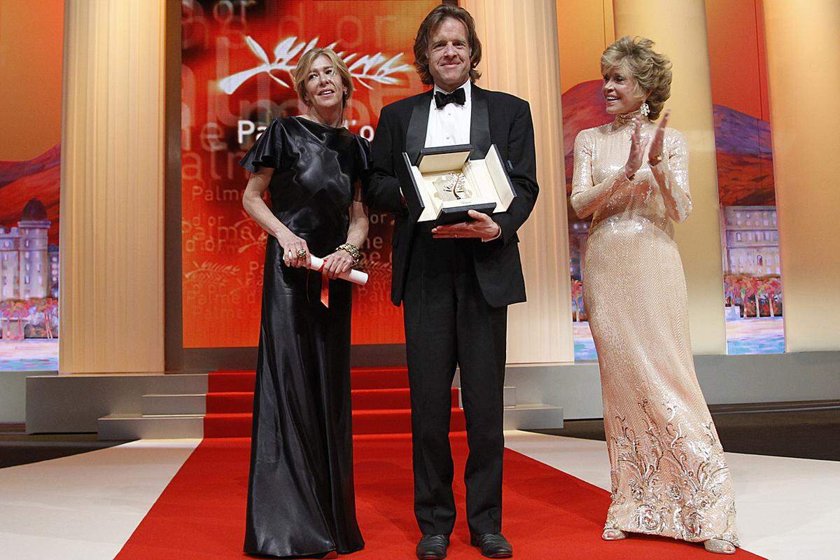 Der scheue Terrence Malick holte sich den Preis nicht selbst ab, seine Produzenten Bill Pohlad (Mitte) und Dede Gardner (links) nahmen die Palme von Jane Fonda entgegen.