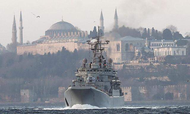 Ein russisches Kriegsschiff durchfährt den Bosporus