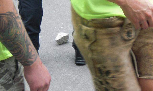 Dieser Stein (hier auf einem Bild der Polizei) soll in der Goldschlagstraße vom Dach geworfen worden sein.
